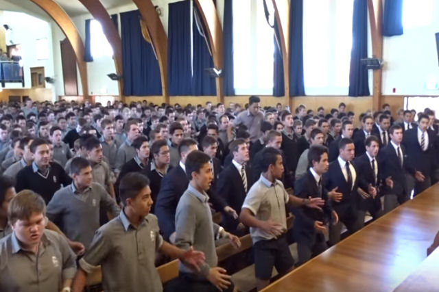 Alunos neozelandeses realizam um haka de despedida para seu professor