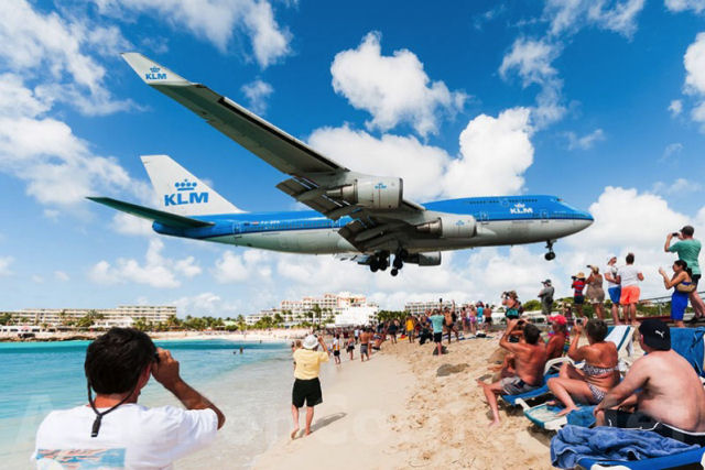 Incautos turistas são arrastados pela força de um avião contra a praia