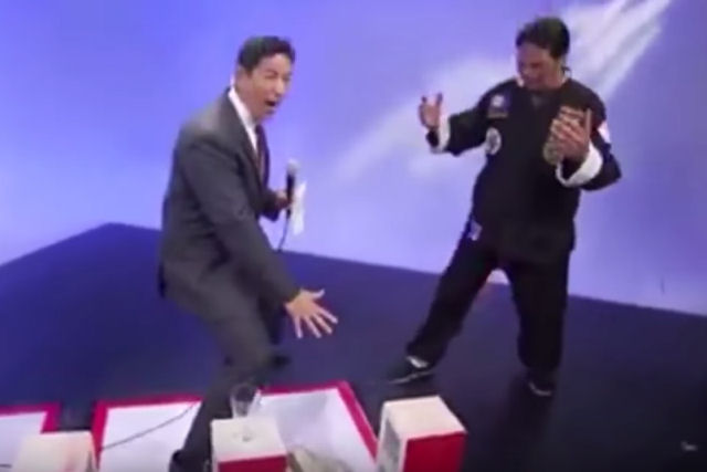 Quando o apresentador arruna publicamente sua reputao e exibio de artes marciais