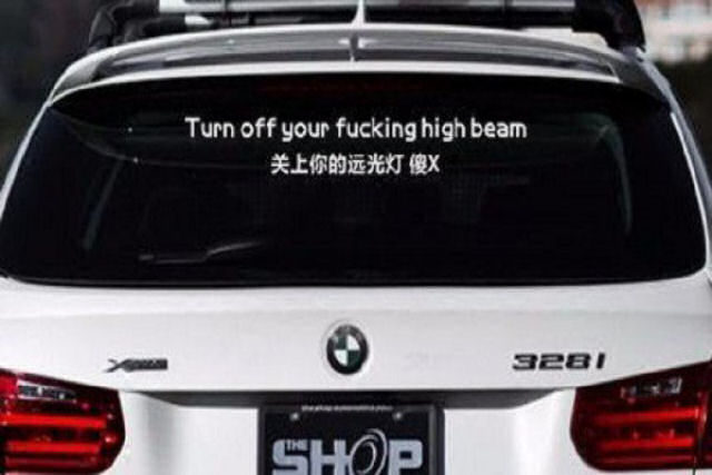 Motoristas chineses tentam diminuir o uso noturno do farol alto com adesivos assustadores