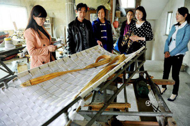 Agricultor chinês inventa cama de remoção de pedra nos rins para sua esposa