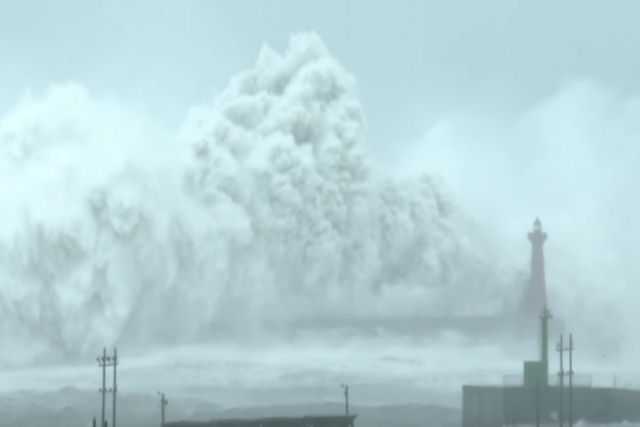 As maiores ondas jamais filmadas são as produzidas pelo tufão Megi em Taiwan