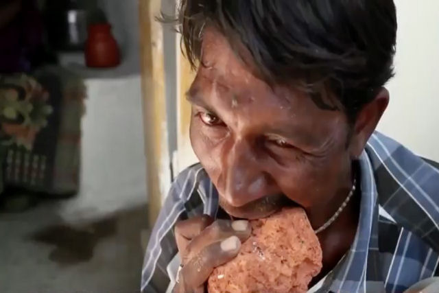 Um estranho vício: indiano come tijolos, lodo e cascalho há mais de 20 anos