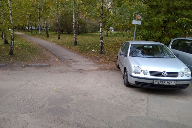 Bielorrusso dorme em seu carro por um mês para pegar riscador em série