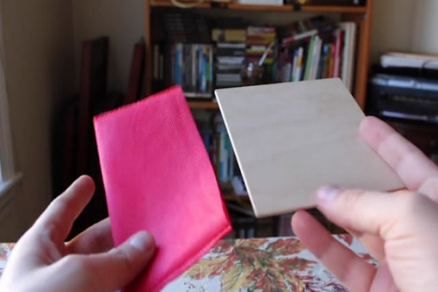 Como colocar uma chapa quadrada de madeira dentro de um envelope retangular?