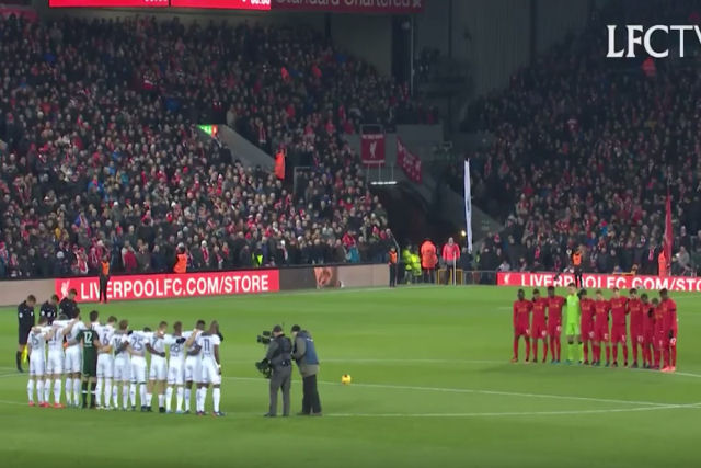 O sepulcral minuto de silêncio que o Liverpool dedicou ao Chapecoense