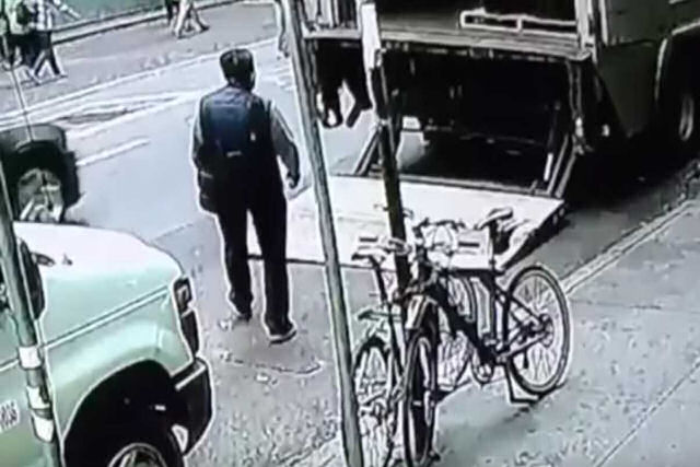 Homem rouba balde cheio de ouro de um caminhão blindado sem ninguém perceber