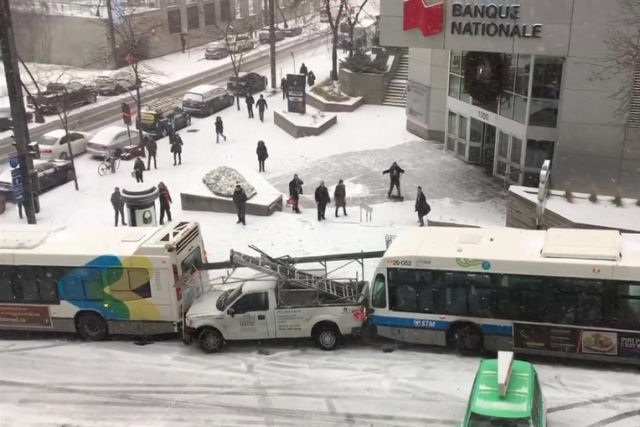 O caos da primeira nevasca quando as ladeiras da cidade de Montreal congelam
