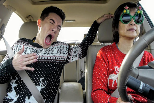 Enquanto a mãe dirige o carro, filho faz uma divertida sincronia labial com canções de Natal