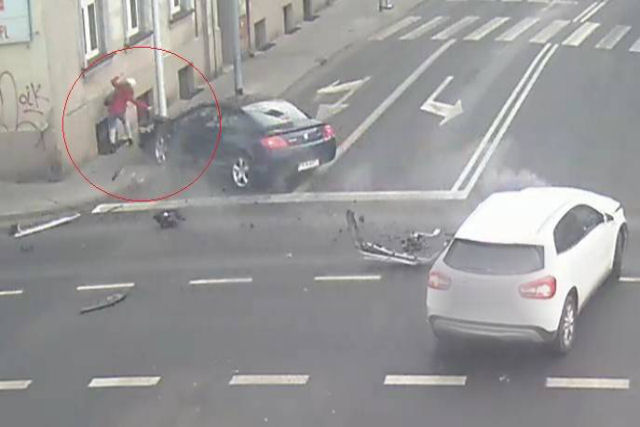 Poste de semáforo salva vida de uma polonesa