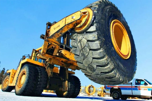 A arte de consertar os gigantescos pneus dos caminhões mineiros