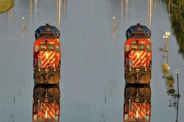 O trem em Bangladesh que parece flutuar sobre a gua