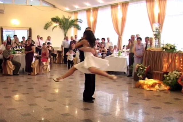 Uma fantástica dança de casamento relembra ?Dirty Dancing?