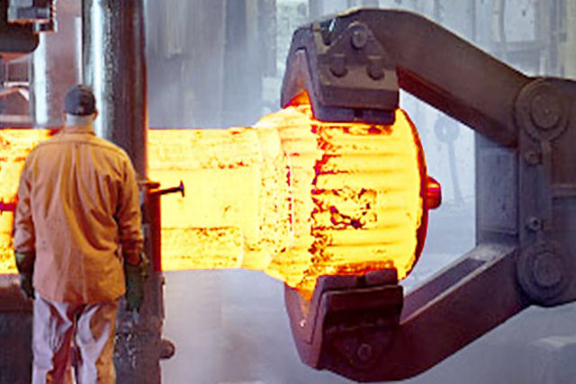 Vídeo hipnótico de peças metálicas gigantes sendo forjadas em uma fábrica