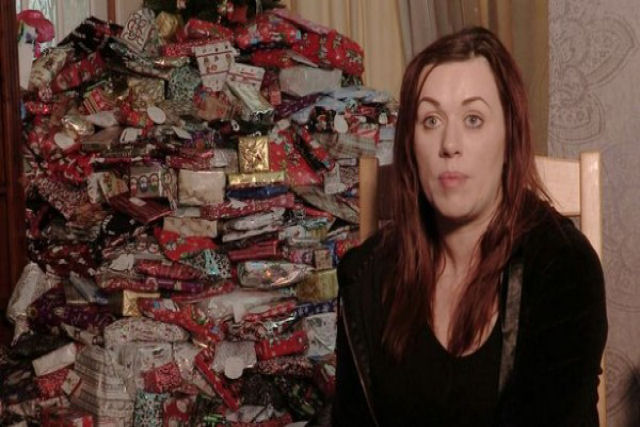 Mãe acusada de mimar seus filhos com montanha de presentes de Natal compra ainda mais este ano