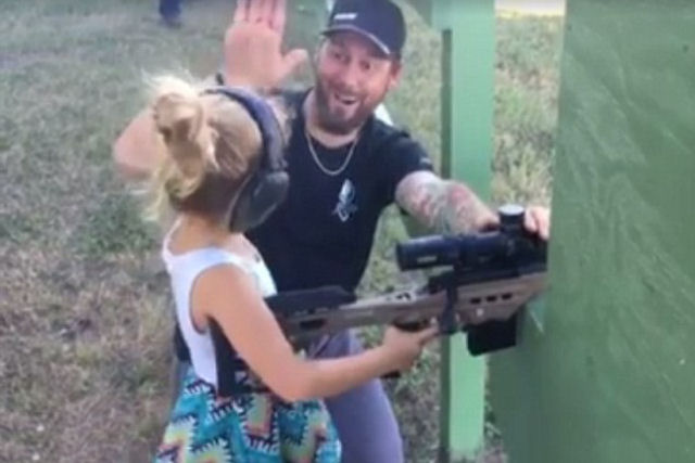Vídeo polêmico mostra pai ensinando sua filha de 4 anos a disparar um rifle