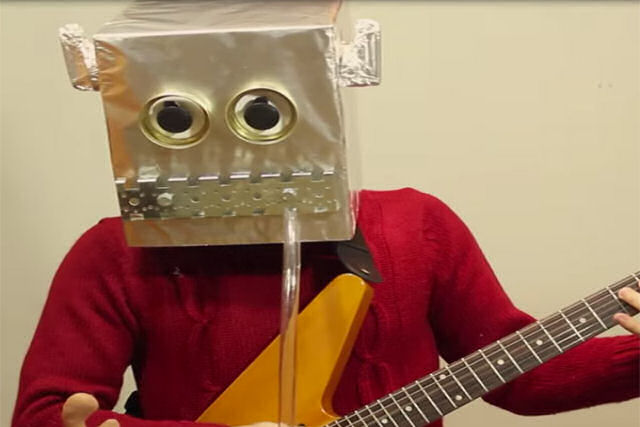 Samurai Guitarrista toca um cover robótico de um clássico de Natal