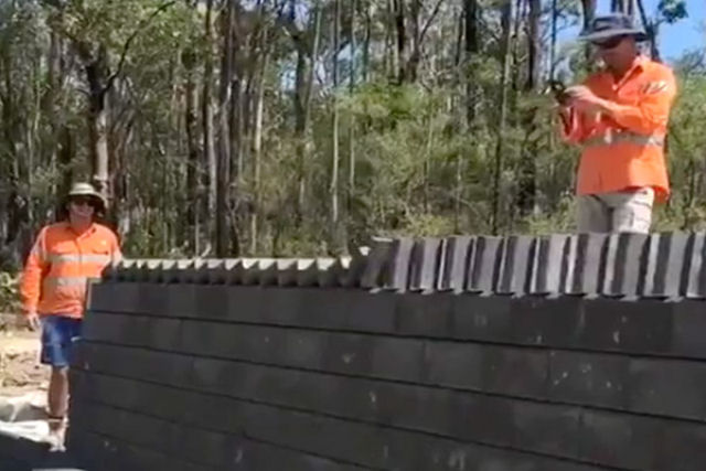 Pedreiros usam truque do dominó para assentar tijolos