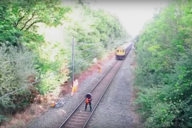 Ferroviário nota um bêbado andando nos trilhos e o salva segundos antes do trem passar