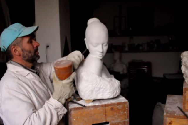 Como é esculpido um busto em mármore?