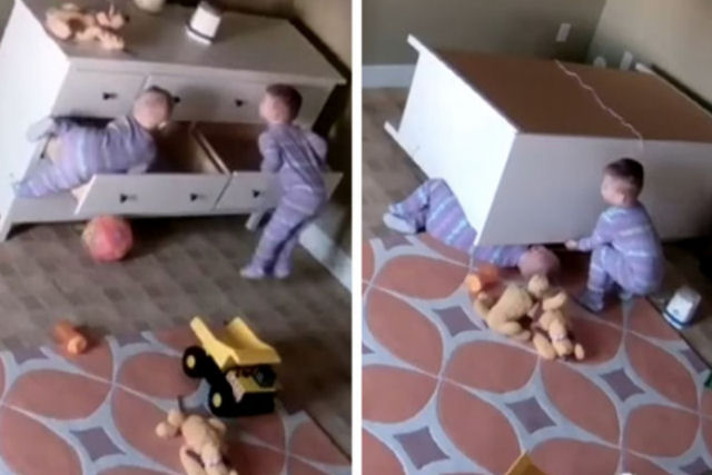 Gêmeo salva seu irmão de 2 anos preso debaixo da cômoda