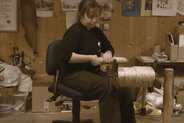 O complicado processo da fabricao de corda de Tilia norueguesa