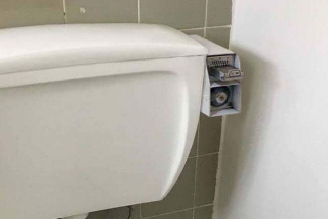 Senhorio instala descarga de vaso sanitário operada por moedas em apartamento alugado
