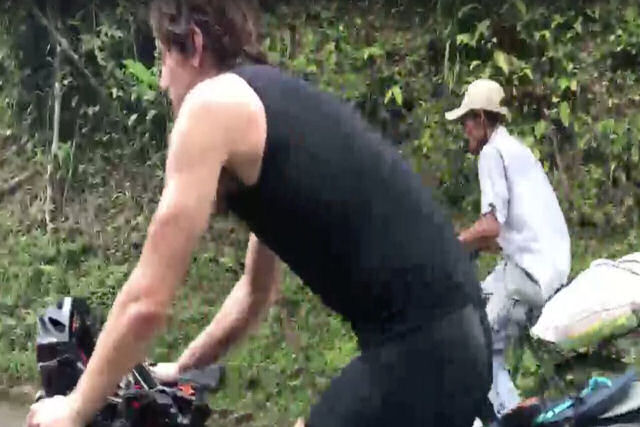 Um camponês colombiano de 63 anos ridiculariza dois triatletas