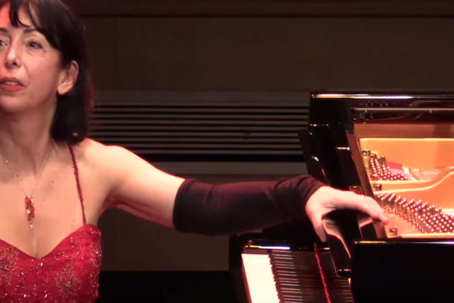 A pianista carioca Eliane Rodrigues levando uma performance literalmente a outro nível