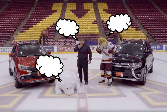 Um mascote desajeitado de urso polar repetidamente cai no gelo ao filmar um comercial