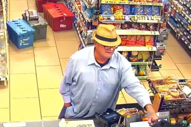Homem de meia idade rouba loja de conveniência fingindo que sua mão é uma arma