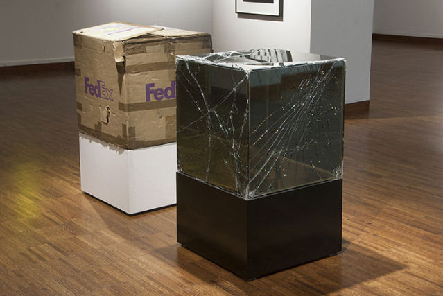 Artista envia caixas de vidro por FedEx para criar suas esculturas