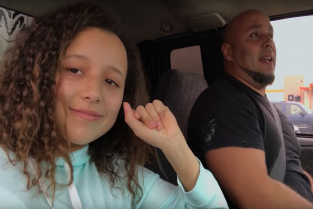 Pai e filha gravam-se cantando no carro e deixam todo mundo com a boca aberta