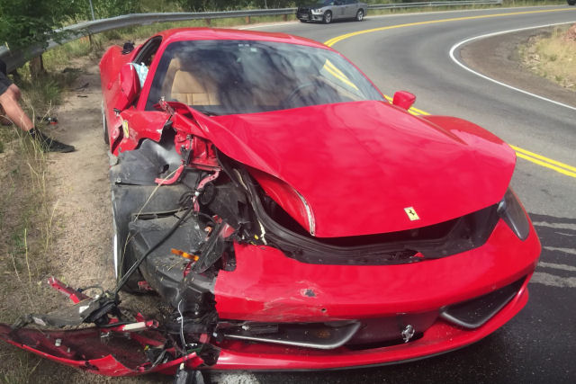 Jovem destrói Ferrari 458 Italia alugada ao tentar impressionar uma mulher