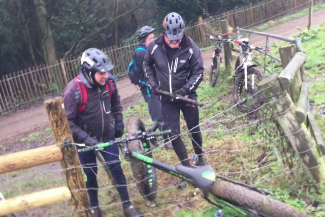 Homens desajeitados levam choque repetidamente enquanto tentam remover bicicleta de uma cerca elétrica