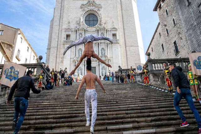 Vietnamita estabelece novo recorde ao subir escadaria equilibrando seu irmão sobre a cabeça
