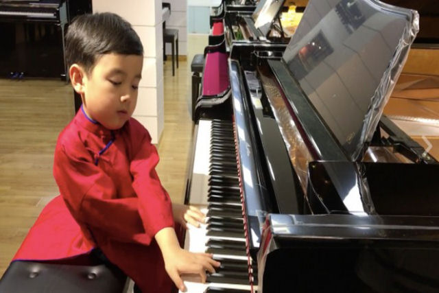 Ele ficou aborrecido com o piano de brinquedo... veja o que este menino pode fazer!