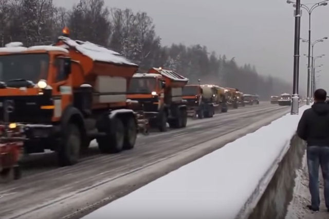 Caminhões de neve limpam as ruas na Rússia