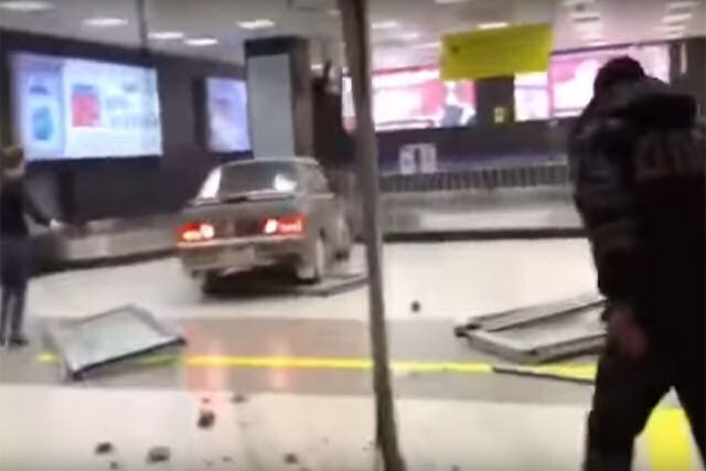 Russo drogado invade aeroporto de carro tentando fugir da polícia
