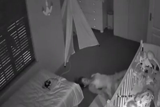 Mãe arrasta-se pelo piso do quarto para não acordar seu bebê