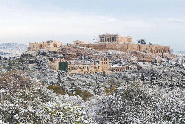 A Acrópole coberta de neve é um raro espetáculo a ser visto