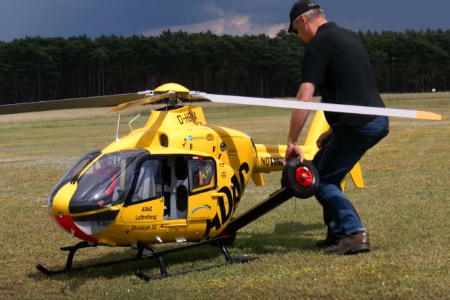 O maior helicptero de controle remoto do mundo