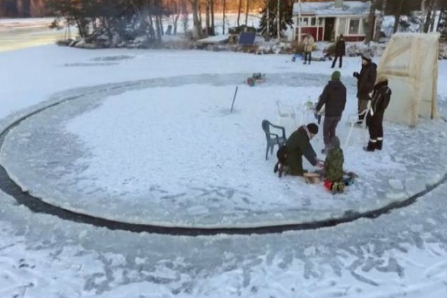 Cortam uma plataforma circular no gelo: o motivo é genial!