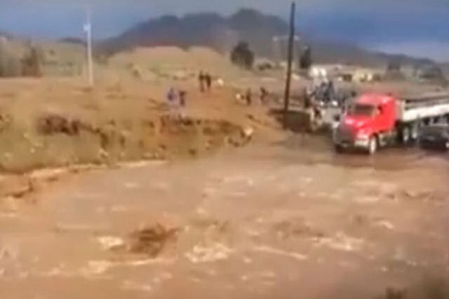 Uma grande enchente invadiu a rodovia, mas este caminhoneiro estava determinado a passar