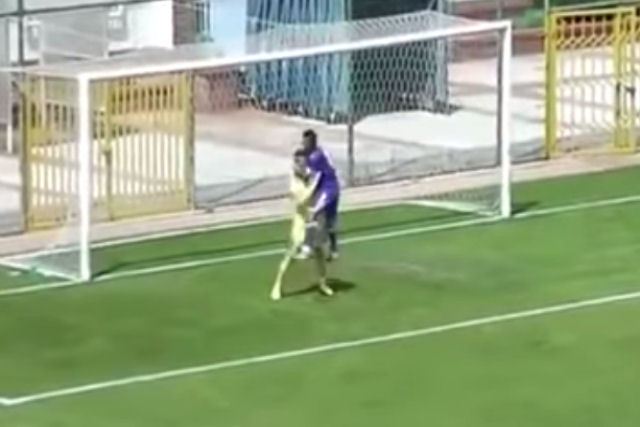 Goleiro defende um pênalti e na comemoração com colega acabam fazendo um gol contra
