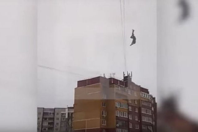 Russo tenta cruzar de um edifício a outro por cabos elétricos... não conseguiu