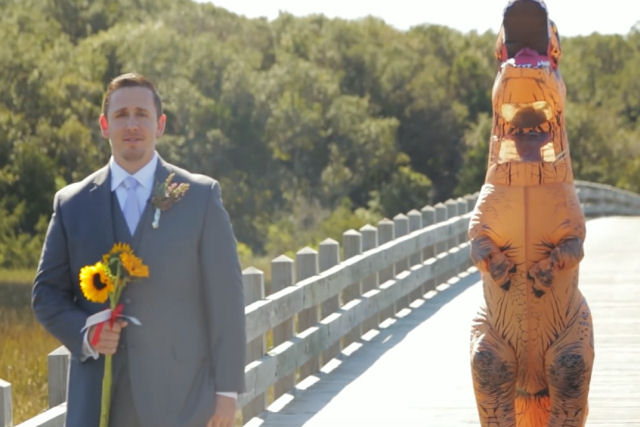 Noiva apareceu para o casamento vestida como T-Rex e o noivo adorou