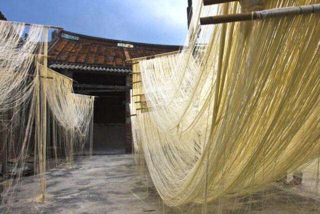 Mian, a tcnica milenar chinesa para criar milhares de talharins em minutos s utilizando as mos