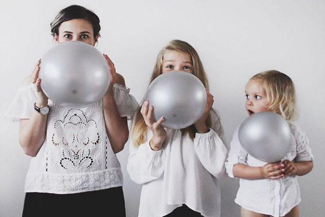 Esta mãe faz adoráveis fotos combinando roupas com suas filhas
