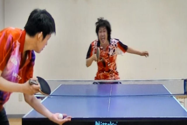 Os incrveis e graciosos truques de ping pong de um jogador japons